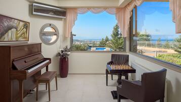 Vila, pemandangan samudra | Area keluarga | TV layar datar, perapian, meja tenis meja, dan buku