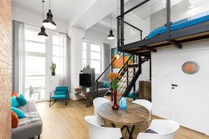 Exclusieve loft, meerdere bedden | Woonruimte | Een smart-tv en Netflix