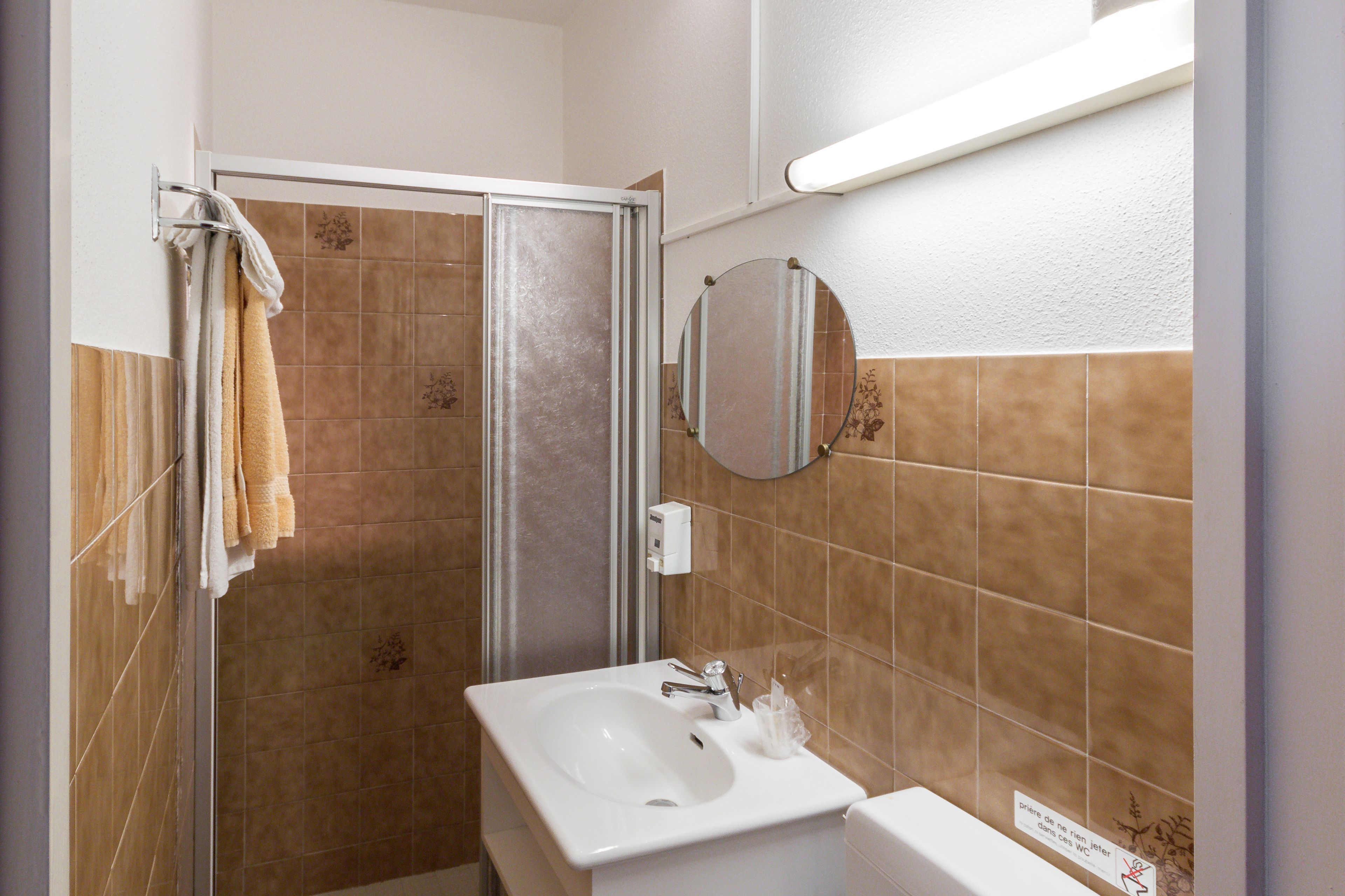 Chambre Simple | Salle de bain | Articles de toilette gratuits, sèche-cheveux, serviettes fournies