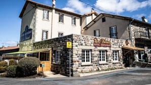 Un hotel con fachada de piedra y un letrero que dice "Hotel Restaurant".