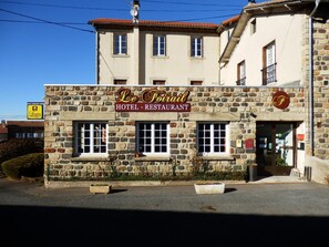 Exterior - Hôtel Restaurant Le Foirail (Saint-Haon)