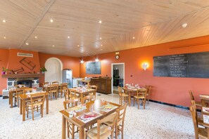 Daily buffet breakfast (EUR 9 per person) - Hôtel Restaurant Le Foirail (Saint-Haon)