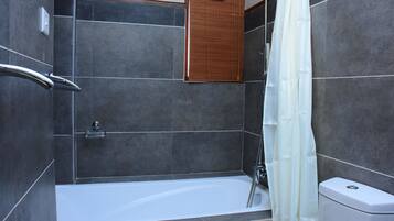 Deluxe Double Room | Bathroom