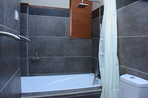 Deluxe-Doppelzimmer | Badezimmer | Dusche, kostenlose Toilettenartikel