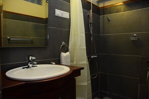 Deluxe Triple Room | Bathroom sink