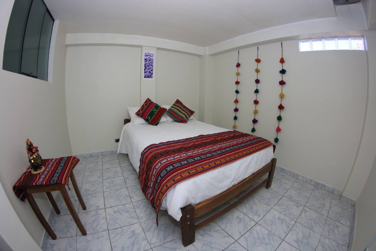 Habitación doble, 1 cama matrimonial, baño compartido | Caja de seguridad en la habitación, wifi gratis y ropa de cama