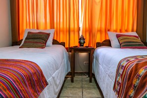 Twin Room, 2 Twin Beds, Shared Bathroom | In-room safe, free WiFi, bed sheets - Happy House Inn (Cusco)
