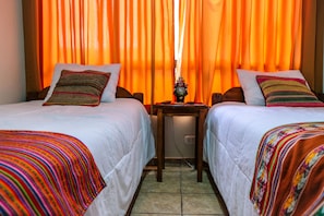 Chambre avec lits jumeaux, 2 lits une place, salle de bains commune | Coffres-forts dans les chambres, Wi-Fi gratuit, draps fournis