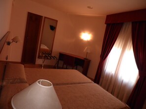 Double or Twin Room | In-room safe, desk, blackout curtains, free cots/infant beds - Hotel Arturo (La Torre de Cabdella)