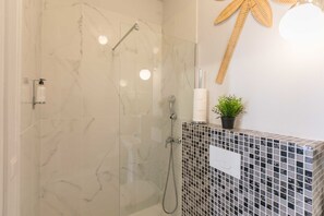 Classic-Apartment, 2 Doppelbetten, Nichtraucher, Blick auf den Innenhof (17) | Dusche im Bad