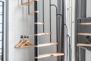 经典公寓, 2 张双人床, 无烟房, 庭院景观 (17) | 1 多间卧室、客房内保险箱、笔记本电脑工作区、熨斗/熨衣板