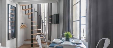 Leilighet – classic, 2 dobbeltsenger, ikke-røyk, bakgårdsutsikt (17) | Spiseområde på rommet