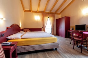 Klassieke studio suite | Donsdekens, een minibar, een kluis op de kamer, een bureau