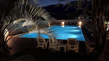 Seasonal outdoor pool, sun loungers