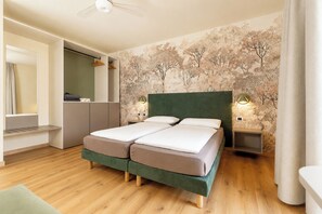 Classic Double Room | Down comforters, minibar, in-room safe, desk - Hotel Alesi (Malcesine)