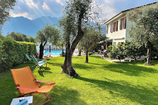 Sesongbasert utendørsbasseng og solsenger