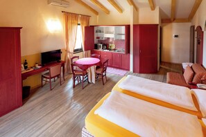 Classic Studio Suite | Down comforters, minibar, in-room safe, desk