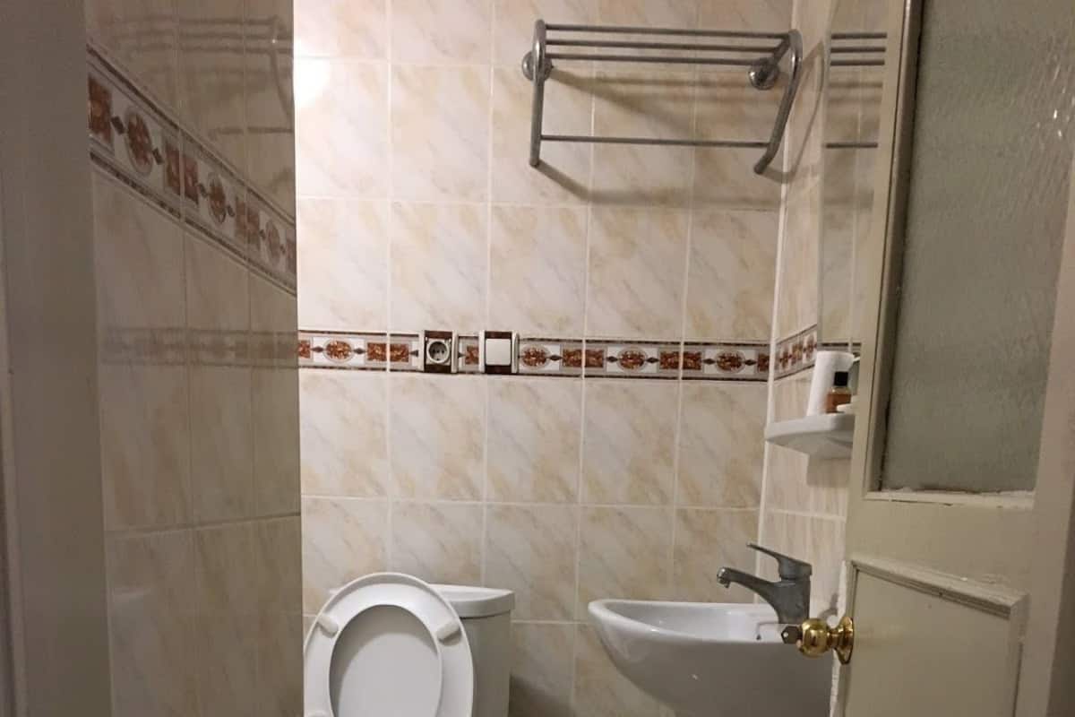 Bañera con ducha, artículos de tocador gratuitos, secador de pelo