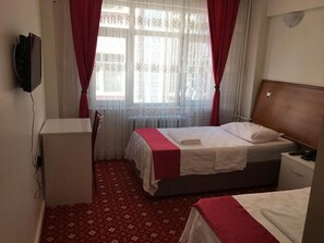 标准双床房 | 办公桌、遮光窗帘、折叠床/加床（额外收费）、免费 WiFi