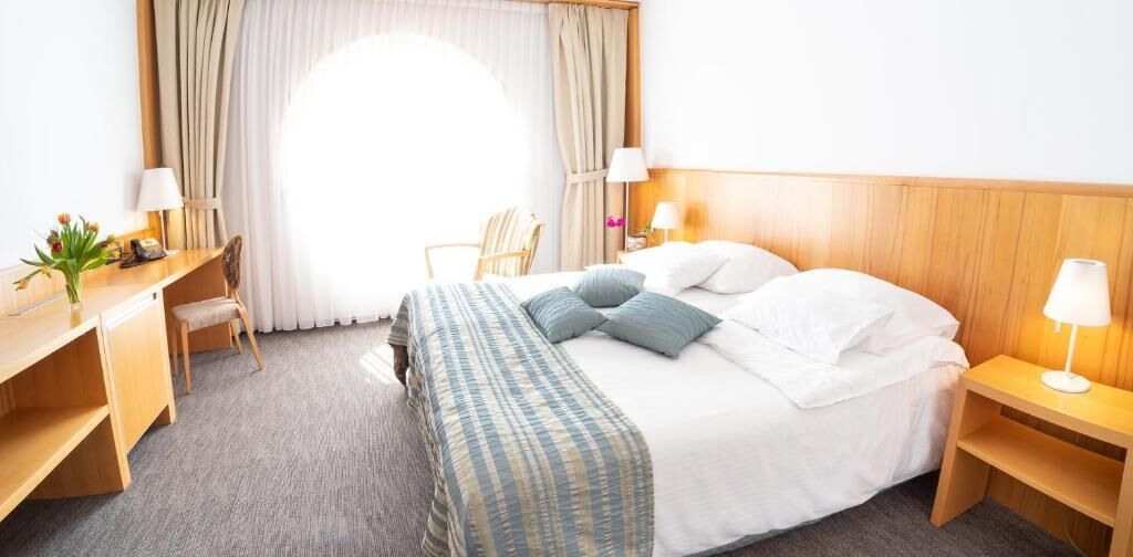 In-room safe, soundproofing, iron/ironing board, free WiFi