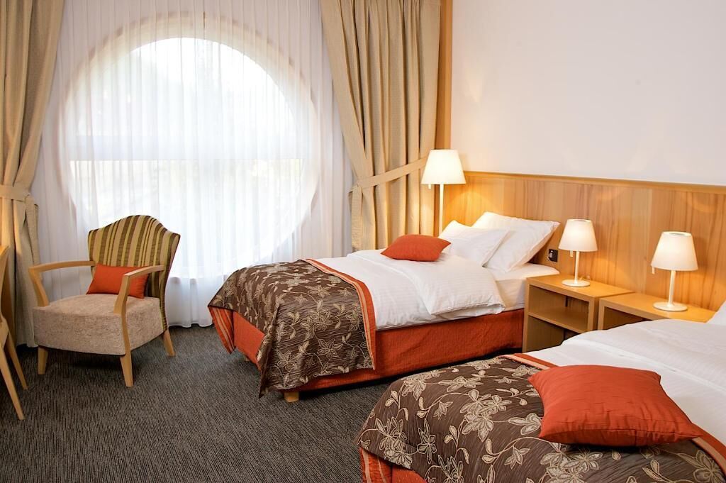 In-room safe, soundproofing, iron/ironing board, free WiFi