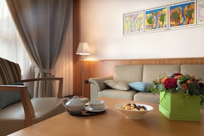 Suite, City View | Living area