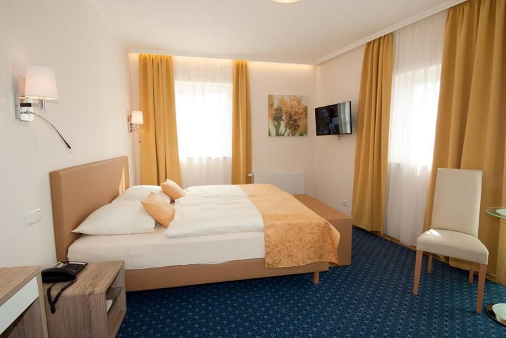 Single Room | In-room safe, desk, rollaway beds, free WiFi