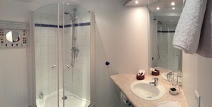 Superior Double or Twin Room, Terrace | Bathroom | Free toiletries, hair dryer, towels