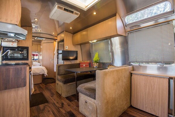 奢华客房, 多张床, 无烟房 | 私人简易厨房 | 冰箱、微波炉、炉灶、茶具/咖啡用具