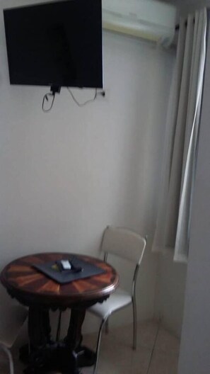 Màn/rèm cản sáng, bàn ủi/dụng cụ ủi quần áo 