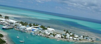 HIDDEN GEM.  Free Golf Car kayak boarding 2 Min.walk to SPANISH WELLS beach