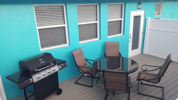 A patio with a grill, four chairs, and a table. - HIDDEN GEM. Free Golf Car kayak boarding 2 Min.walk to SPANISH WELLS beach (Spanish Wells)