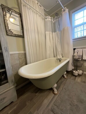 Combined shower/tub, hair dryer, towels, soap - Hollerback Hunt & Yacht Club, peaceful lakefront with private dock on 6 Acres (Altamont)
