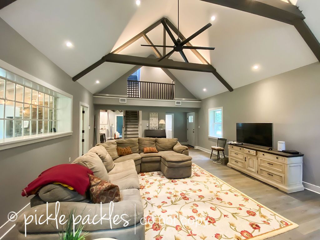 Great for large gatherings - Private, Wooded, 4 Bedroom, 3.5 Bath, Sleeps 14
