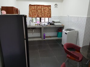 Mikrobølgeovn, kaffetrakter/tekoker, vannkoker og brødrister