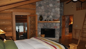 4 bedrooms, travel cot, free WiFi, bed sheets - Fully furnished log home in one of northern Wisconsin's last wilderness areas (Mercer)