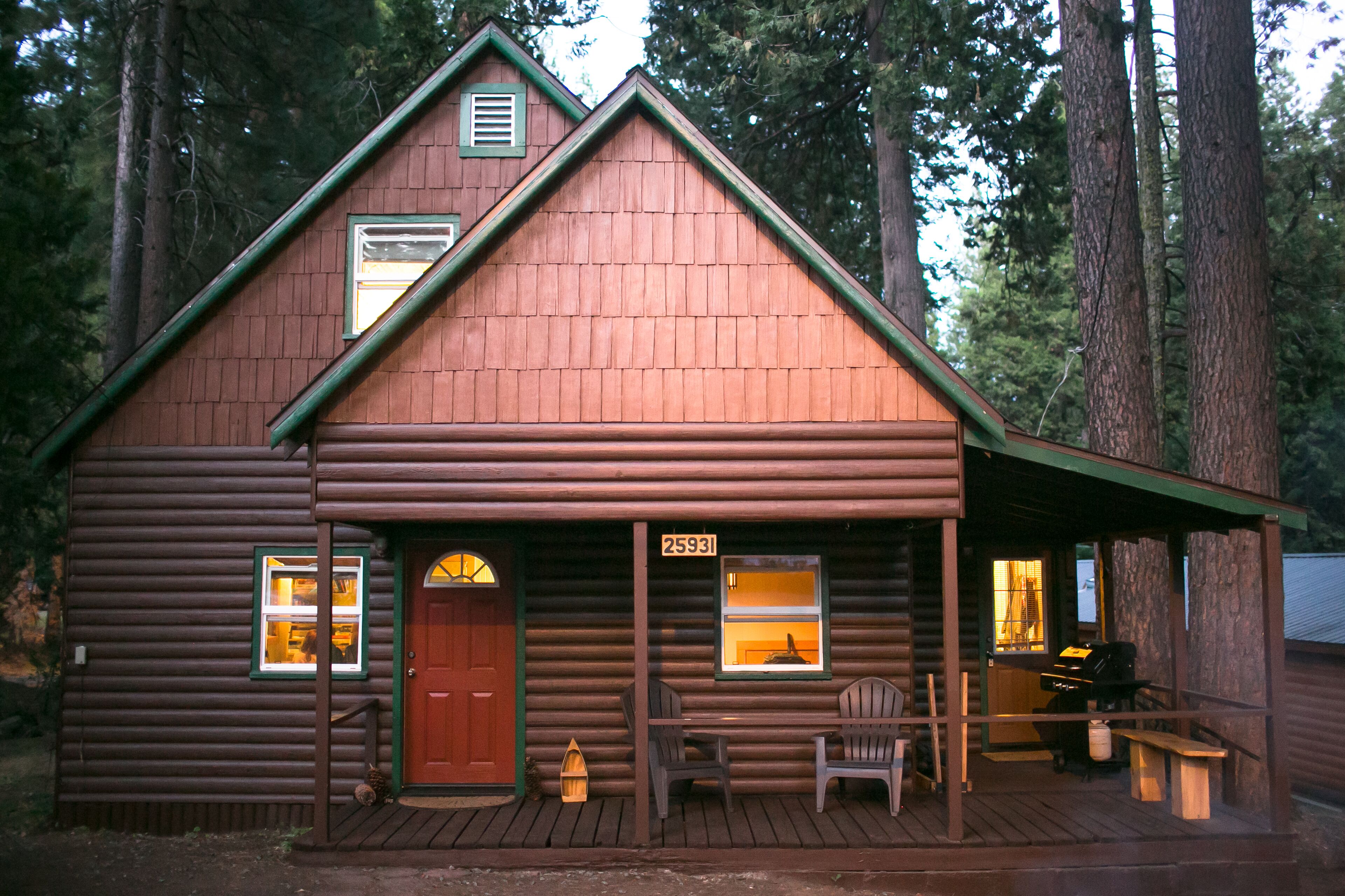 Cozy Cabin next door to Ice Skating Rink!