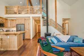 Smart TV, fireplace, books, video library - Riverfront cabin with a hot tub & fireplace. (Leavenworth)