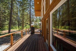 Terrace/patio - Riverfront cabin with a hot tub & fireplace. (Leavenworth)