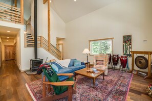 Télévision à écran plat, cheminée, livres, vidéothèque