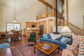 Una Smart TV, una chimenea, libros, una videoteca