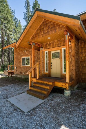 Exterior - Riverfront cabin with a hot tub & fireplace. (Leavenworth)