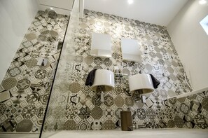 Badewanne, Haartrockner, Handtücher