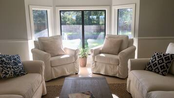 TV connectée, cheminée, table de tennis de table, chaîne hi-fi