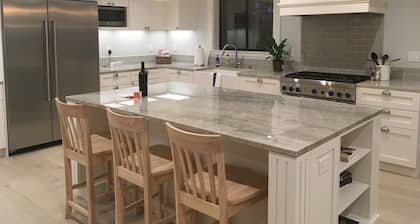 Carneros Vista Ranch - Farmhouse Estate on 3 Acres near Sonoma Plaza