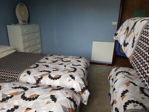 2 Schlafzimmer, Bügeleisen/Bügelbrett