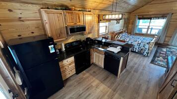 Kylskåp, mikrovågsugn, ugn och spishäll