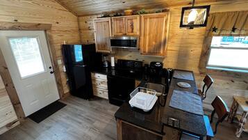 Kylskåp, mikrovågsugn, ugn och spishäll