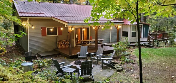 Outdoor dining - Charming Deck House amongst the Trees; Minutes To Hidden Valley/ Seven Springs (Somerset)