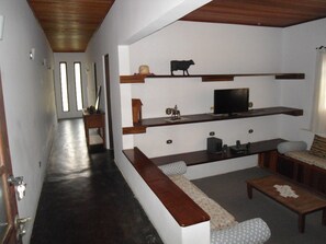 Smart TV, lareira, mesa de pingue-pongue